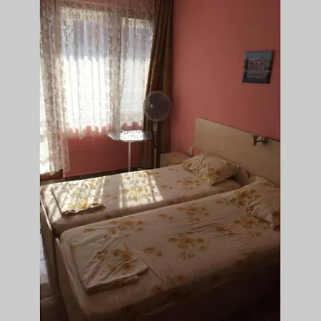 Olia - Three Bedroom Flat With Great View Next To Beach *